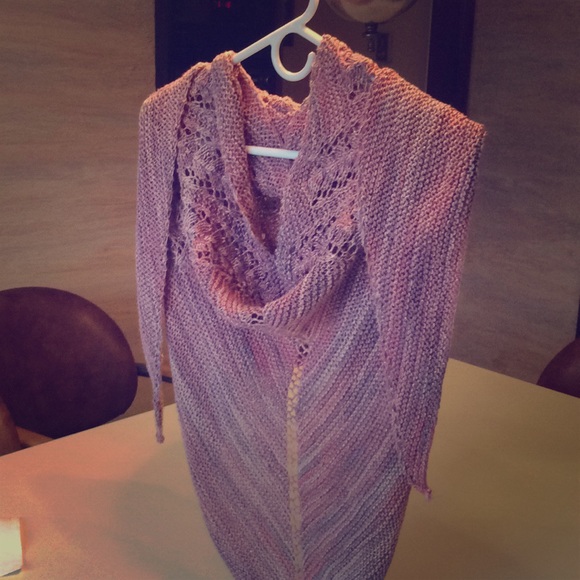 Triangle shawl - Picture 1 of 3